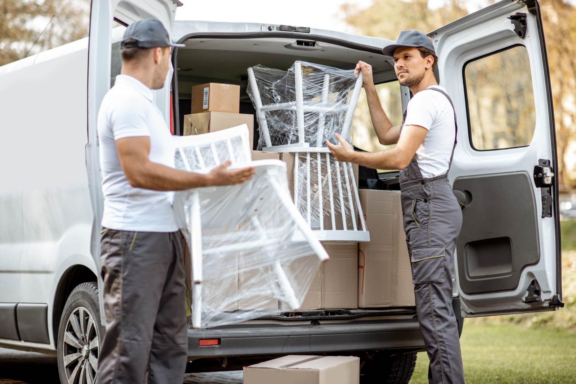 Hombres cargando muebles en furgoneta